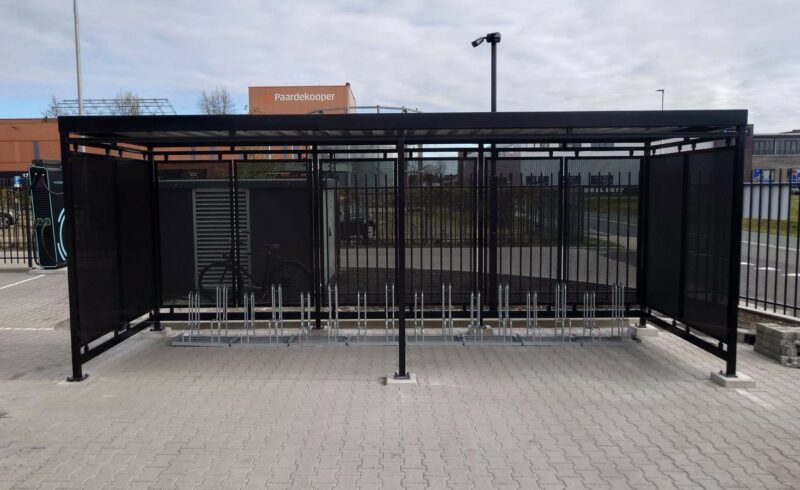 Recent opgeleverde-projecten – fietsoverkappingen & rookoverkappingen in Nederland en België 2 Fietsoverkapping model Hagen 6 meter op poeren in Aalsmeer